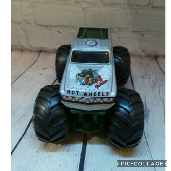 Hot Wheels Monster Trucks V8 Bomber & Son Uva Digg - Picture 3 of 4